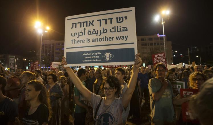 مستوطنون إسرائيليون يطالبون حكومتهم بوقف الحرب